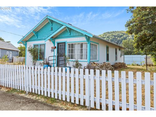 1566 Se Mill St, Roseburg, OR, 97470-4010 | Card Image
