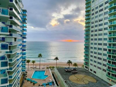 911 - 3430 Galt Ocean Dr, Condo with 2 bedrooms, 2 bathrooms and null parking in Fort Lauderdale FL | Image 1