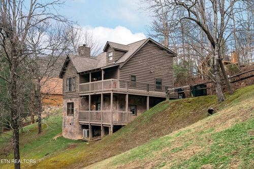 3542 Country Pines Way, Sevierville, TN, 37876-8782 | Card Image