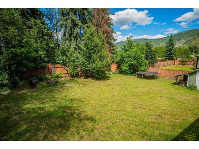 421 104th St, House other with 3 bedrooms, 3 bathrooms and null parking in Castlegar BC | Image 51