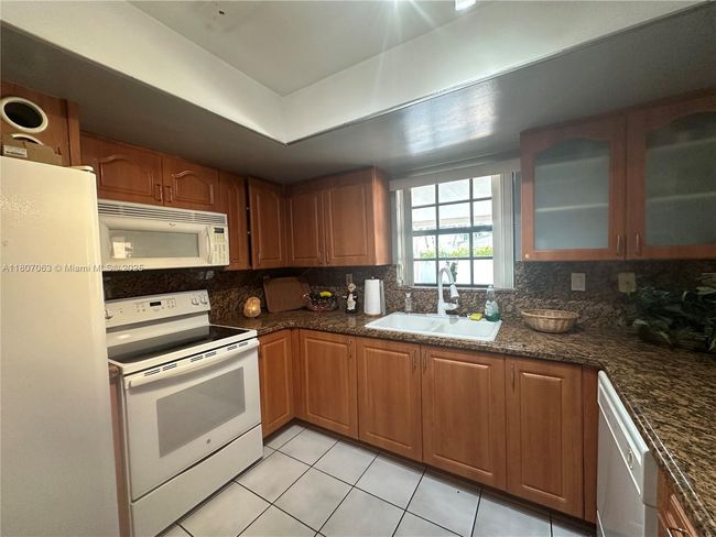 10075 Nw 129 Th Ter, House other with 3 bedrooms, 2 bathrooms and null parking in Hialeah Gardens FL | Image 8