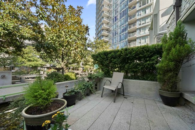 237 - 188 Keefer Place, Townhouse with 2 bedrooms, 2 bathrooms and 1 parking in Vancouver BC | Image 8