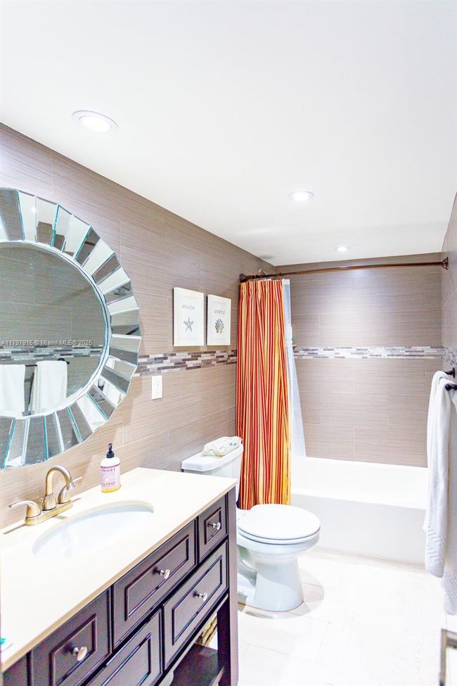 APT-1403 - 19370 Collins Ave, Condo with 2 bedrooms, 2 bathrooms and null parking in Sunny Isles Beach FL | Image 22