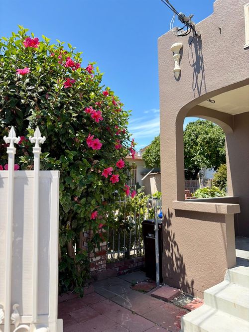 1049 104th Ave, Oakland, CA, 94603-3168 | Card Image