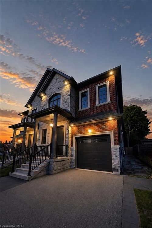 81 Brock St, Oakville, ON, L6K2Y9 | Card Image