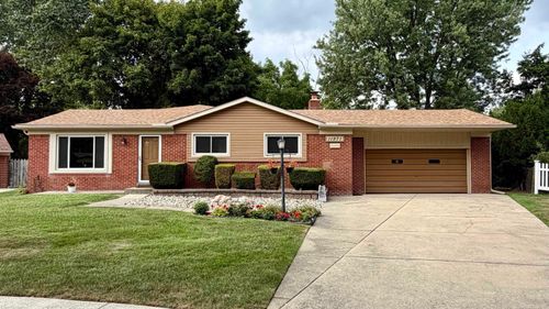 11971 Fairview Dr, Sterling Heights, MI, 48312-2161 | Card Image