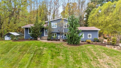 427 Valley Crest Dr, Mogadore, OH, 44260-9520 | Card Image