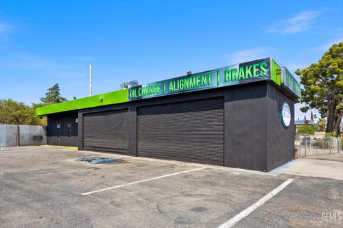 900 Flower St, Bakersfield, CA, 93305-3835 | Card Image