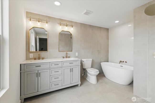 Primary Bathroom | Image 13