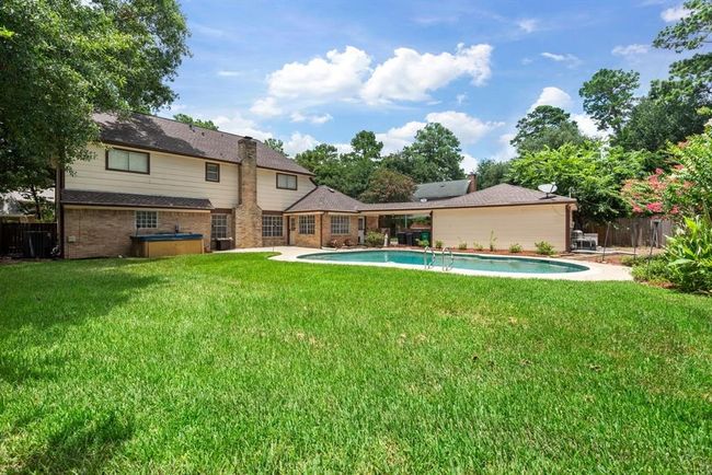 Lots of room in this yard for pets and playing sports and games. | Image 32
