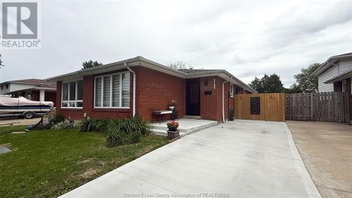9793 Lynngrove Cres, Windsor, ON, N8R1B8 | Card Image