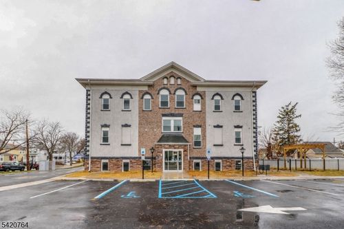 33 2nd St, Raritan, NJ, 08869-1844 | Card Image