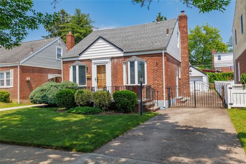 10 Wilton St, New Hyde Park, NY, 11040-3830 | Card Image