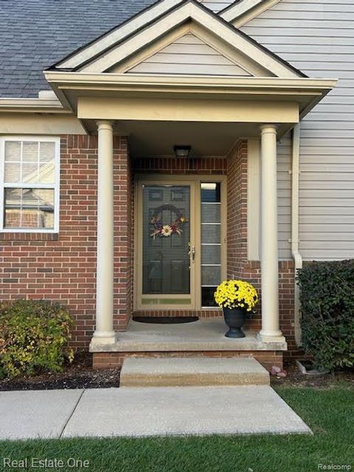 9062 Rhyan Rd, White Lake, MI, 48386-4615 | Card Image