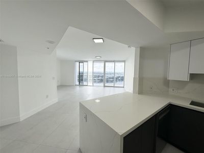 2206 - 6301 Collins Ave, Condo with 2 bedrooms, 2 bathrooms and null parking in Miami Beach FL | Image 3