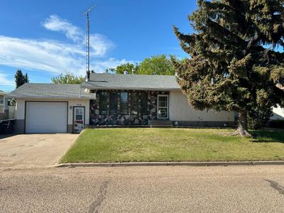 5404 48 Ave W, House detached with 4 bedrooms, 2 bathrooms and 5 parking in Forestburg AB | Image 2