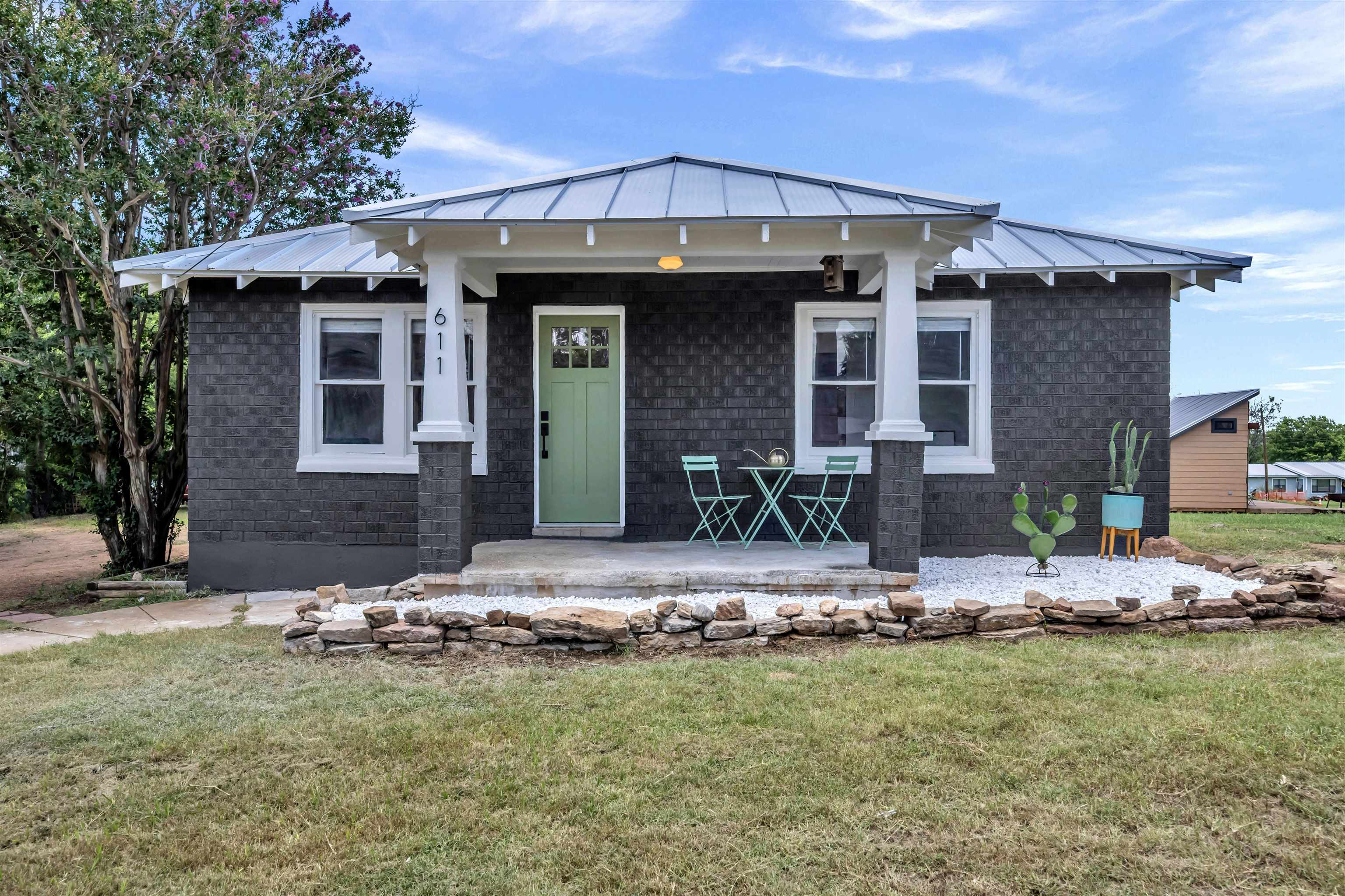 Wallace St, Llano, TX 78643