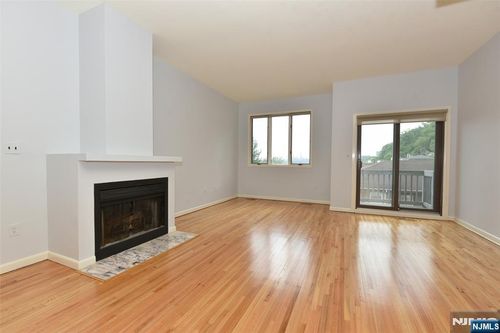 8 Massa Ln, Edgewater, NJ, 07020-1542 | Card Image