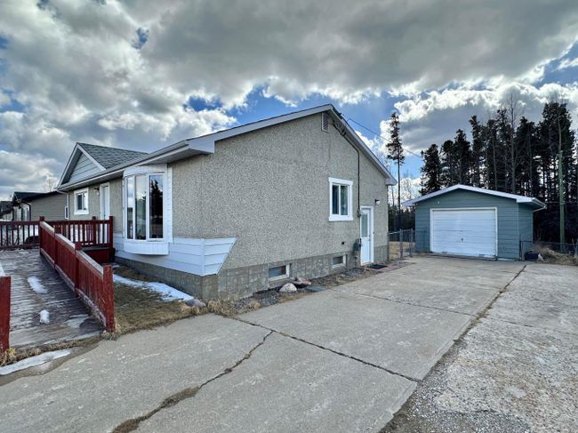 4823 Ravine Drive, Home with 3 bedrooms, 1 bathrooms and 4 parking in Swan Hills AB | Image 4