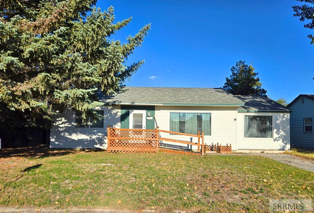 Louise Dr, Arco, ID 83213