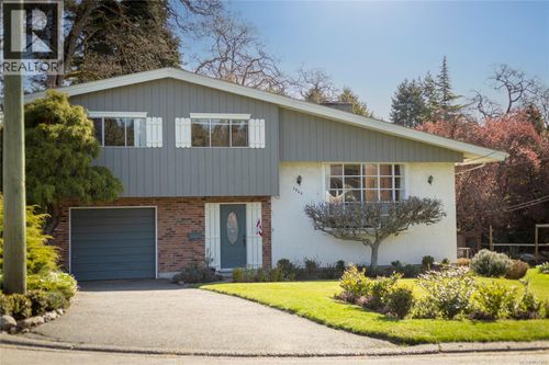 3949 Margot Pl, Victoria, BC, V8P3M2 | Card Image