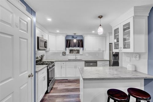 27 Kirby Ln, Ronkonkoma, NY, 11779-2102 | Card Image