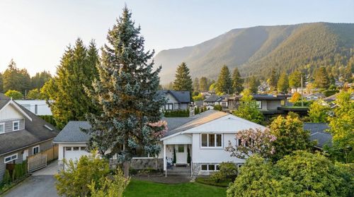 972 Beaconsfield Rd, North Vancouver, BC, V7R1T2 | Card Image