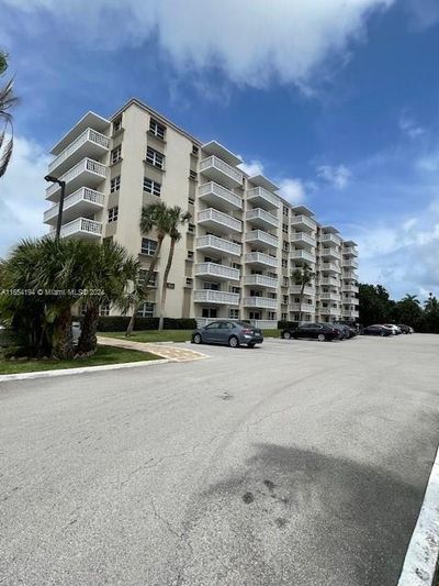 406 - 1831 Ne 38th St, Condo with 2 bedrooms, 2 bathrooms and null parking in Oakland Park FL | Image 3