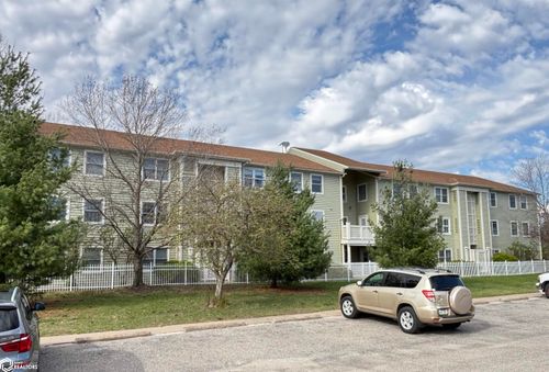 b21-1100 University Manor Drive, Fairfield, IA, 52556 | Card Image