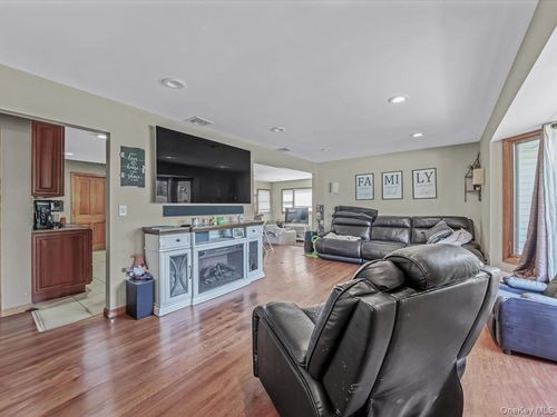4 Whitebirch Ln, Commack, NY, 11725-2413 | Card Image