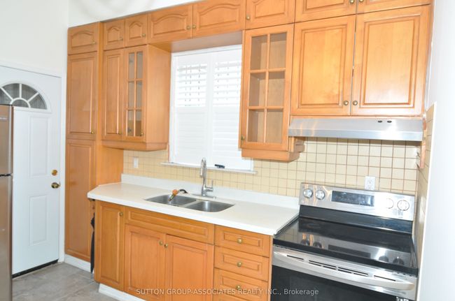 195 Montrose Ave, House attached with 3 bedrooms, 2 bathrooms and null parking in Toronto ON | Image 7