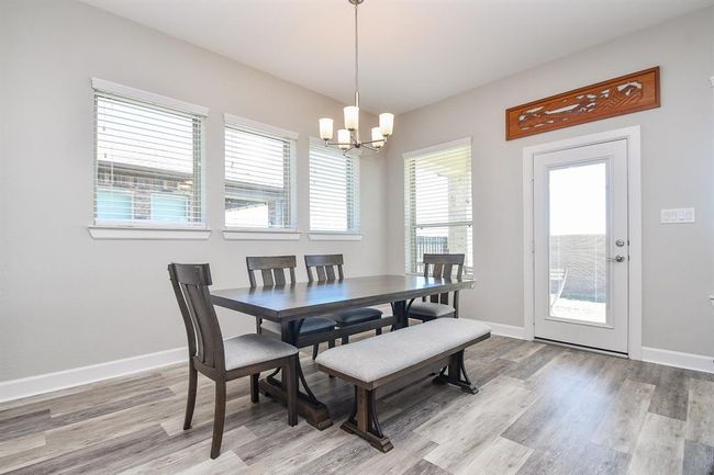 Lots of dining space! | Image 9