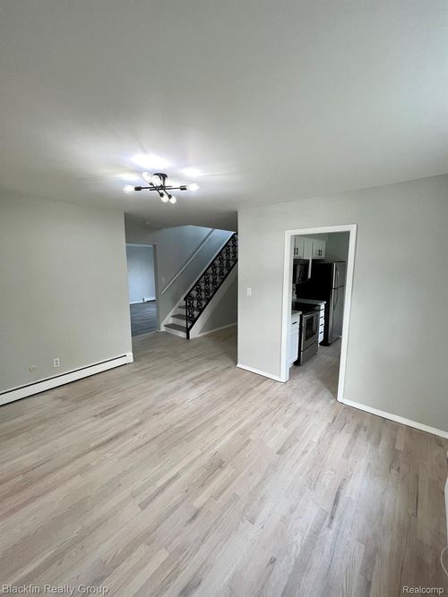 2356 W 14 Mile Rd, Royal Oak, MI, 48073-1309 | Card Image