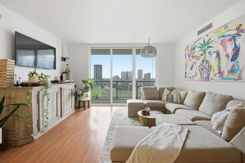 2911-50 Biscayne Blvd, Miami, FL, 33132-2938 | Card Image