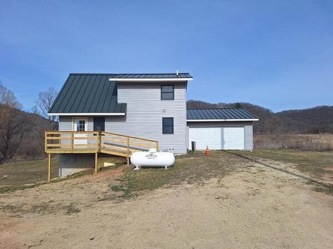 S4985 S Creek Rd, House other with 3 bedrooms, 2 bathrooms and null parking in Genoa WI | Image 4