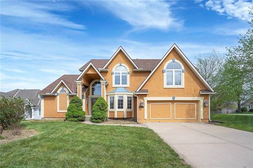 6201 N Kensington Ct, Kansas City, MO, 64119-5048 | Card Image