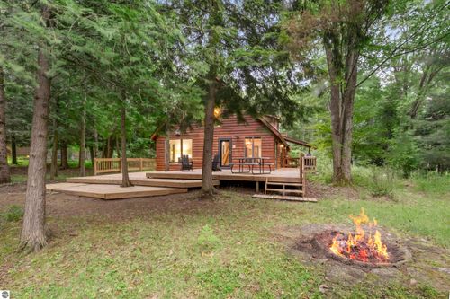 15620 Betsie River Dr, Thompsonville, MI, 49683-9514 | Card Image