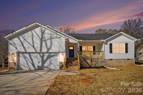 2025 Picnic Dr, Newton, NC, 28658-8686 | Card Image