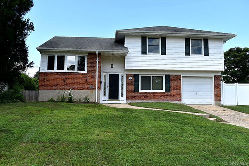 18 Brocton Ln, Kings Park, NY, 11754-4102 | Card Image