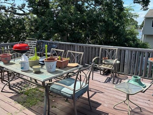 68 Knoll St, Lindenhurst, NY, 11757-6906 | Card Image