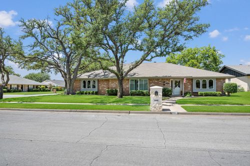 1600 Forest Glen Ct, Pantego, TX, 76013-3105 | Card Image