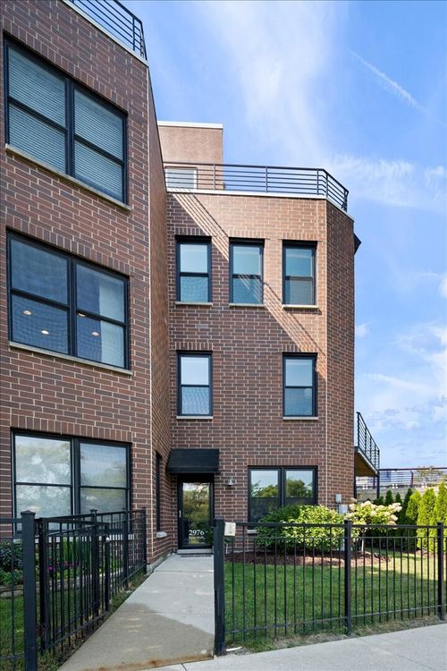 70-2976 N River Walk Dr, CHICAGO, IL, 60618-1169 | Card Image