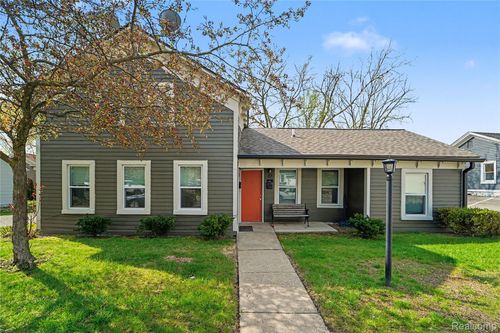 12 Church St, Clarkston, MI, 48346-2108 | Card Image