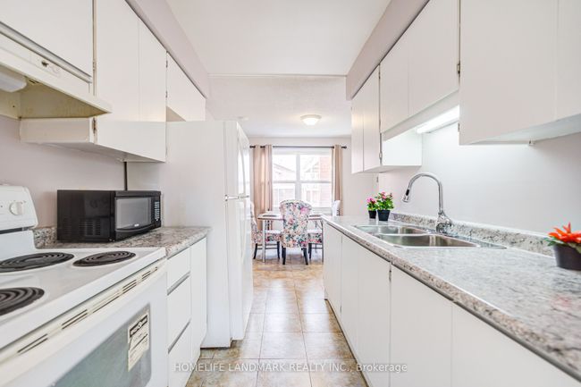 2 - 401 Keats Way, Condo with 5 bedrooms, 3 bathrooms and 1 parking in Waterloo ON | Image 8