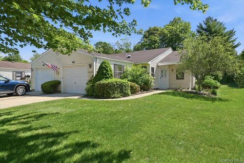 90 Knolls Dr, Stony Brook, NY, 11790-2425 | Card Image