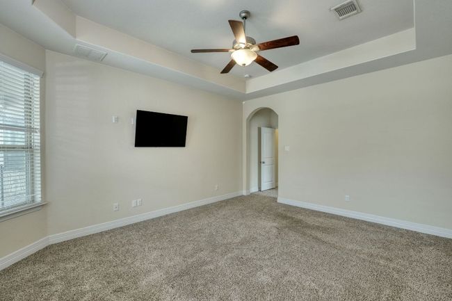 Large primary suite with tray ceiling. | Image 11