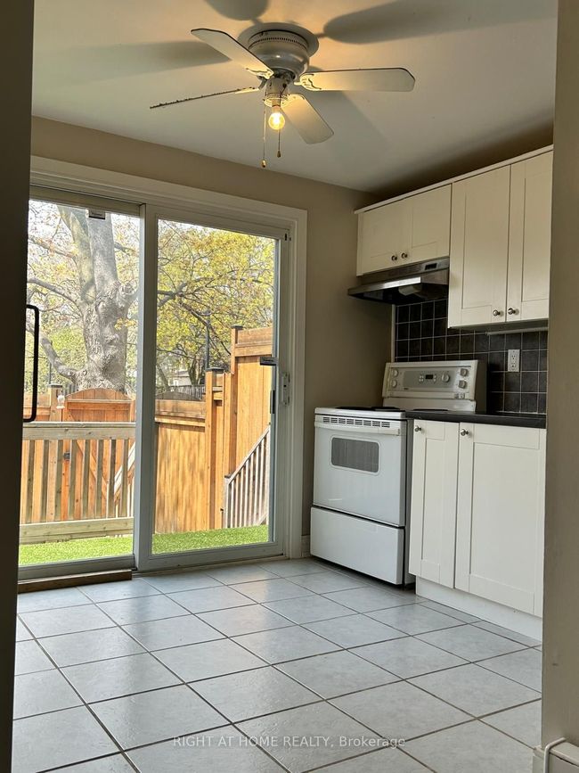 2 - 1666 Queen St E, Condo with 3 bedrooms, 2 bathrooms and 1 parking in Toronto ON | Image 7