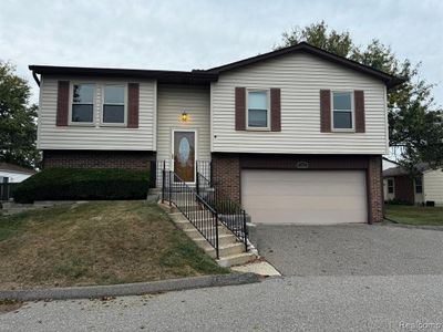 2897 Roundtree Drive, Condo with 2 bedrooms, 1 bathrooms and null parking in Troy MI | Image 1