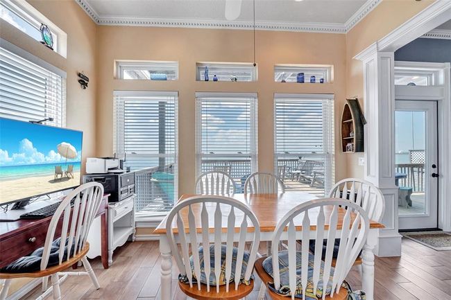 The Sunny Dining area blends seamlessly from kitchen to dining, framed by floor-to-ceiling windows that capture panoramic bay views. | Image 10