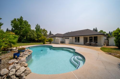 2724 Western Oak Dr, Redding, CA, 96002-5114 | Card Image